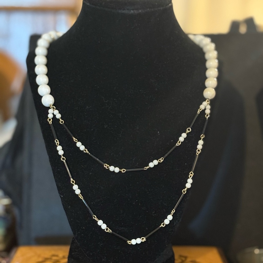 Acrylic and glass beaded necklace 18” w/ 3” extension navy, white & gold colors.
